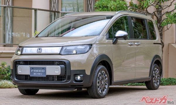 ホンダ フリード。2005年のかたは「茶色」とひとくくりだが、2025年風に言うと「アースカラー」か!?