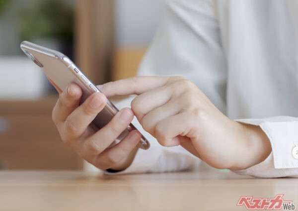 スマホの普及は2010年頃から。初代iPhone（日本未発売）の登場が2007年なので、2005年からやって来た人はスマホを知らないだろう（polkadot＠AdobeStock）