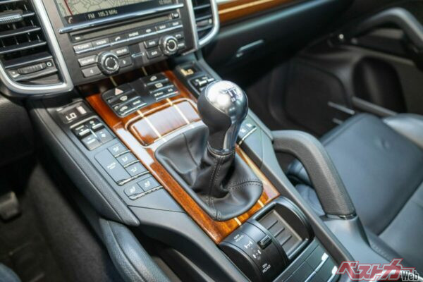 価格が跳ね上がった要因がMT車であること。あまり見ることはないが、同時代の911と同じ形状のシフトノブが備わっている。