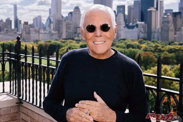 ジョルジオ・アルマーニ（1934-2025）。1975年に自身の名前を冠するファッションブランド「ジョルジオ アルマーニ」を設立。晩年まで精力的に作品を発表し続けた