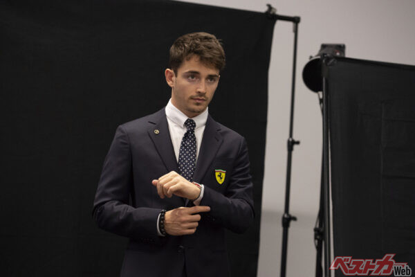 アルマーニデザインのオフィシャルユニフォームを纏うスクーデリア・フェラーリドライバーのシャルル・ルクレール