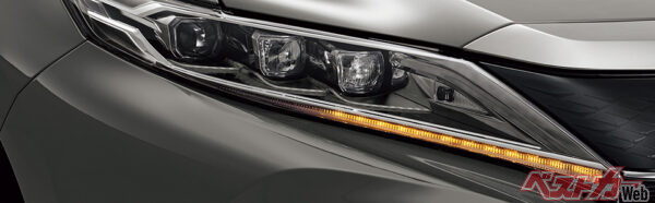 先代トヨタ ハリアーのライト。2017年のマイナーチェンジで流れるウインカー（LEDシーケンシャルターンランプ）を採用。センター寄りから外側に流れる仕組みだ。この写真は右側ライトなので、右折の際に写真右側から左へと流れる