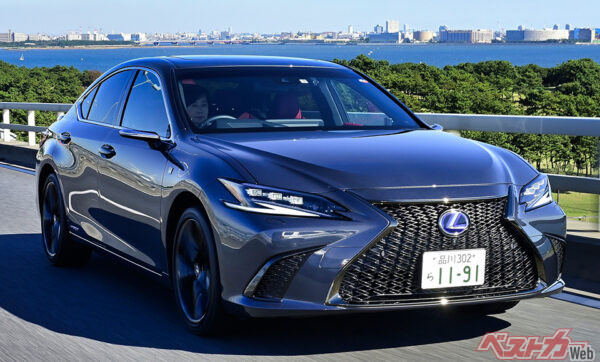 2018年、レクサス ESに量産車として世界初導入されたデジタルサイドミラー。オプション設定で選択できた