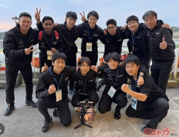 日産栃木校の学生と先生たち。機敏な活躍でチームをサポート