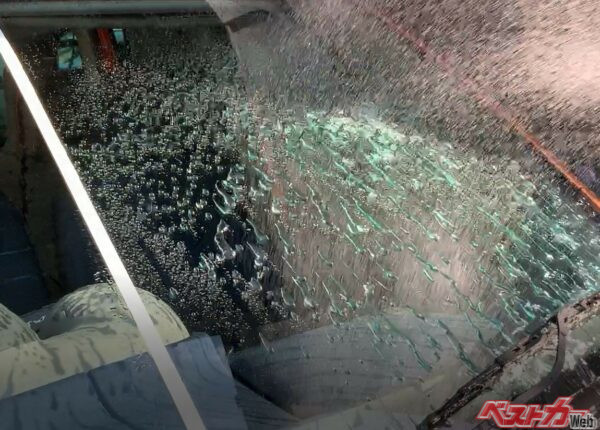 ガラス撥水剤を塗ると気持ちよく水が弾いていく