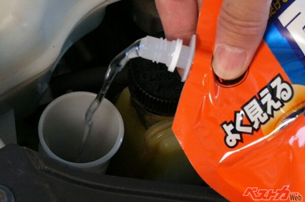 ウィンドウウォッシャー液のタンクに入れる。3倍(6L)まで薄めて使用可能で薄めても撥水効果は低下しないという