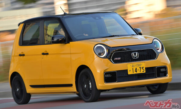 ホンダ N-ONE。かわいらしい外見でありながら走りはなかなかのもの。特に「RS」グレードはその名に違わぬアクティブな走りを見せる