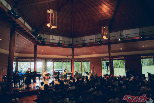 標高1500mの高原に建つ八ヶ岳高原音楽堂。国内外の多くのアーティストが演奏を披露した