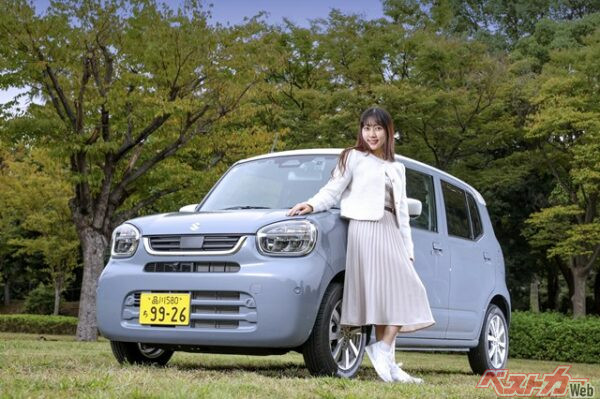 アルトは2021年に9代目へとフルモデルチェンジ。イカツイ目からかわいいらしい目になってさらにおしゃれに。2025年の一部改良ではグリルが変わった