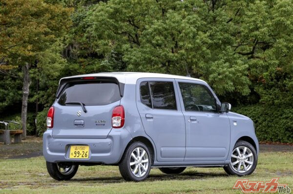 先代アルトのリアは某水中メガネ風だったが、9代目からは角度もおだやかに。ルーフエンドスポイラーも性能をあげてくれる重要なパーツ