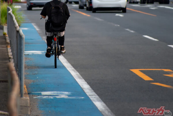 自転車専用通行帯が設置されている道路では、それ以外を走ると違反となる