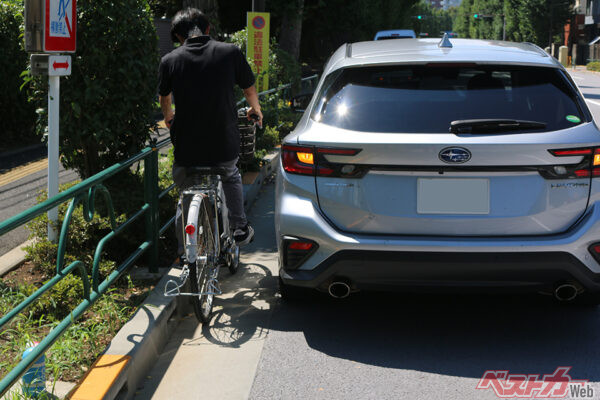 自転車は左側走行を遵守することが求められるが、路肩の路面改善などを望む
