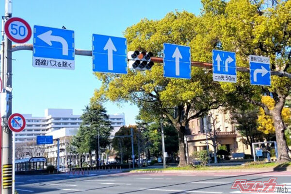 自転車は左折専用レーンから直進する。ただし矢印信号の場合は待機中に注意が必要