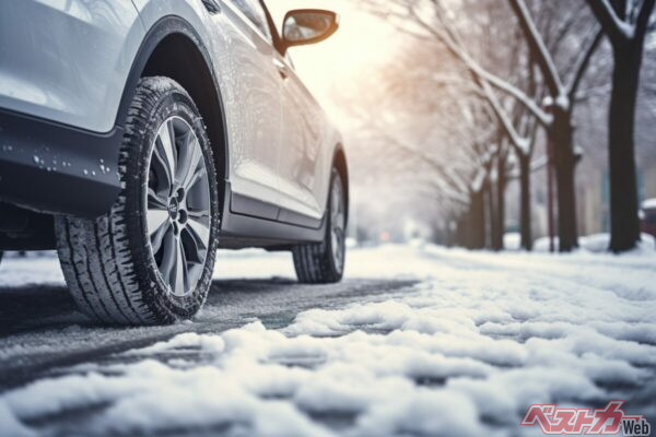 スタッドレスタイヤは、スパイクタイヤから鋲を取り除いたタイヤだから「スタッド(鋲)レス(取り除く)」という(yukinoshirokuma@Adobestock)