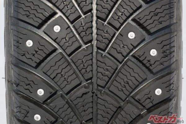 1970年代には広く使われていたスパイクタイヤが、1980年初頭に公害の原因になっていると問題視された(nidafoto@Adobestock)