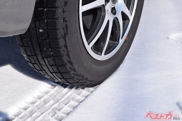 当たり前に氷や雪でも走行することができるスタッドレスタイヤが、同時に日本全国の冬をクリーンな環境に変えていることを知ってほしい(FRANK@Adobestock)
