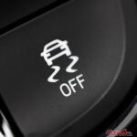 雪道でスリップして動けないときはコレを押せ！　トラコンOFFスイッチの使い方