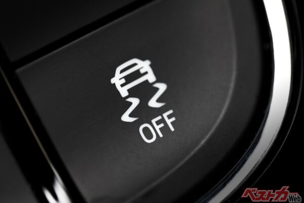 雪道でスリップして動けないときはコレを押せ！　トラコンOFFスイッチの使い方