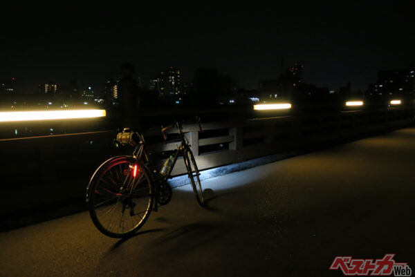 自転車で夜間に走行する際、ライトを点灯させることで真っ暗な中でも存在を認知させることができる