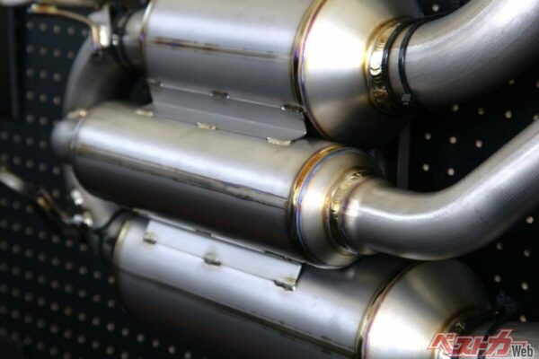 マフラー中央に配置された貫通タイプのレゾネーター。これが高音域のサウンドの肝となっている