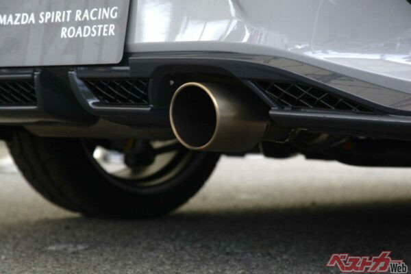 マフラーカッターについては、あえて見た目の派手さは求めないシンプルなデザインのものを採用している