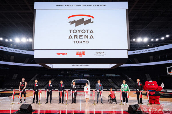 式典には小池百合子東京都知事やトヨタ自動車会長の豊田章男氏らが出席。10月3日にはアルバルク東京のホームゲームも実施された