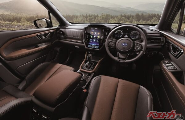 新型フォレスターのインテリア。低いウィンドウラインや、Aピラー根元の三角窓、ドア付けサイドミラーなど、運転時の視界が素晴らしくよいところは歴代モデル共通の強み