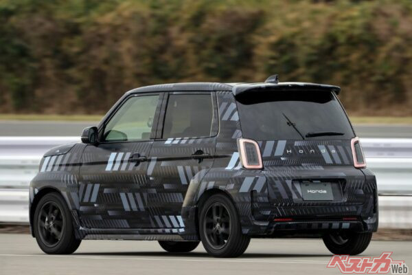 車内に設置された4個＋1個のスピーカーでエンジン音を演出。これがなかなかスポーツ感を演出しよる。ギアは国沢さんがおっしゃるとおり、もう少し段数を細かく刻んだほうが楽しそう