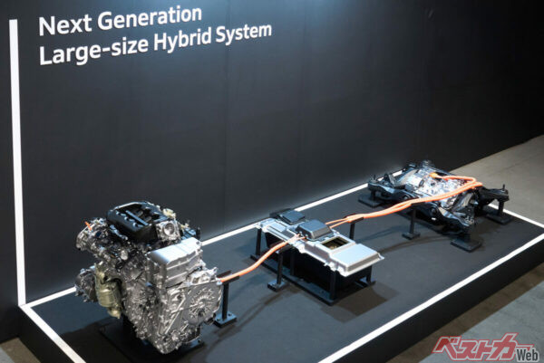 技術展示のみだったV6エンジン＋モーターのHVユニット。アメリカのトラック向けと見られる。ヨットやトレーラーなどを牽引できるトルクが出せる。巨大SUVはこれでまかなうのか
