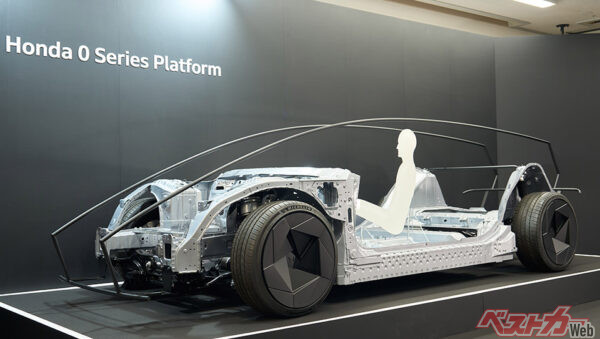 ホンダ「0」シリーズのプラットフォームも技術展示。めちゃくちゃ低い。おそらくこれが「0サルーン」になるのだろうが……売れる…の…？