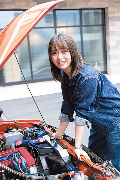 最近ハマってることは「ヴィンテージファッションとレコード」。車内でよく聴く音楽は宇多田ヒカルだという