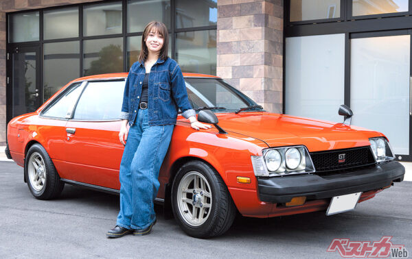 ボートレーサー西田和加さん。現在の愛車 トヨタセリカ GT RALLYとともに