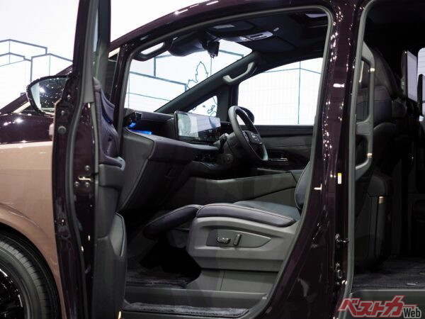 助手席シートへのオットーマン搭載も密かに熱い!!