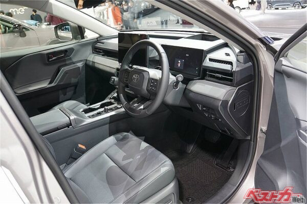 新型RAV4のインテリア。メーターフードを廃し、ディスプレイ形状を活かした液晶メーターを採用