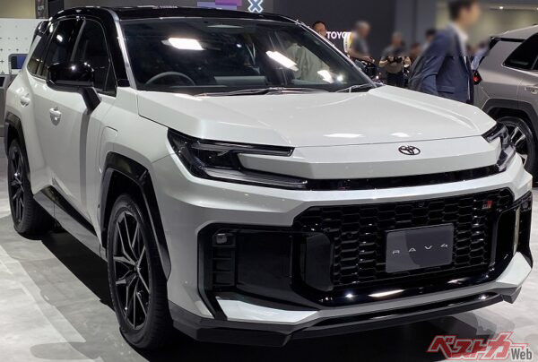 新型RAV4「GRスポーツ」。フロントバンパーとホイールは専用デザインを採用