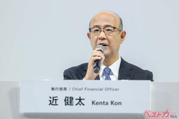 記者からの質疑応答に応えるトヨタ自動車の近健太氏（執行役員 Chief Financial Officer）