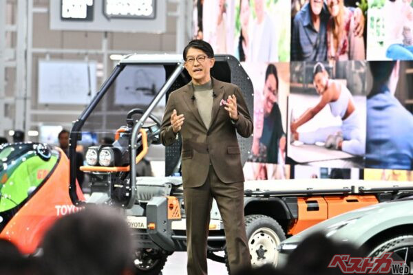 ジャパンモビリティショーのトヨタブース記者会見でプレゼンする佐藤恒治社長。クルマ愛が滲むいい会見だった