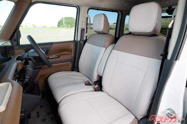 内装：革調シート全カバー_グレージュ×ブラウン_1（2025年8月 初公開時の公式画像より）