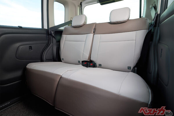 内装：革調シート全カバー_グレージュ×ブラウン_2（2025年8月 初公開時の公式画像より）