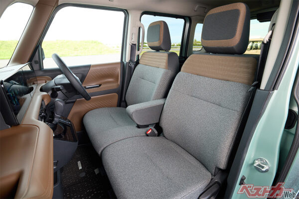 内装：チャコールグレー_フロント（2025年8月 初公開時の公式画像より）