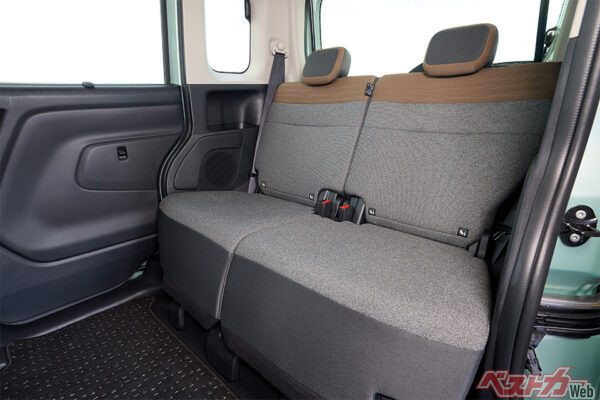 内装：チャコールグレー_リヤ（2025年8月 初公開時の公式画像より）