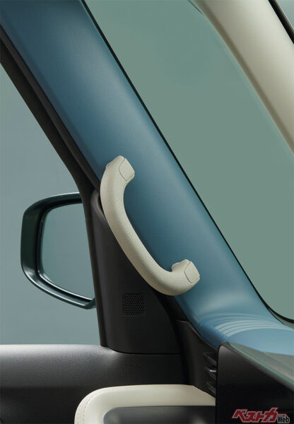 新型ルークス_助手席スライドアップシート_乗降用グリップ〈助手席〉（2025年8月 初公開時の公式画像より）