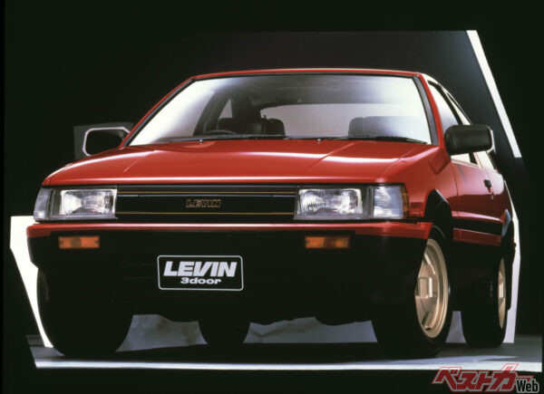 日本のスポーツカー文化に多大な影響を与えたカローラレビンのコピーは、まさに「フレーバーテキスト」的な役割を果たしていた