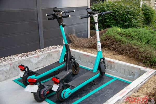 1990年代末には片足で地面を蹴って進む、電動ではない「キックボード」が登場。電動キックボードは蹴ってないのに「キックボード」とはこれいかに（洋 奥山@AdobeStock）