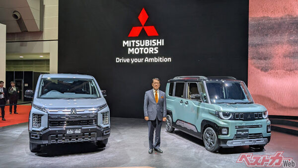 JMS三菱ブースで人気を集めている新型デリカミニ（写真右）と新型デリカD:5（写真左）。デリカD:5はマイナーチェンジだが、受注好調で予約受付開始3日で1000台の注文が入ったことが明らかにされた（発売は今冬）