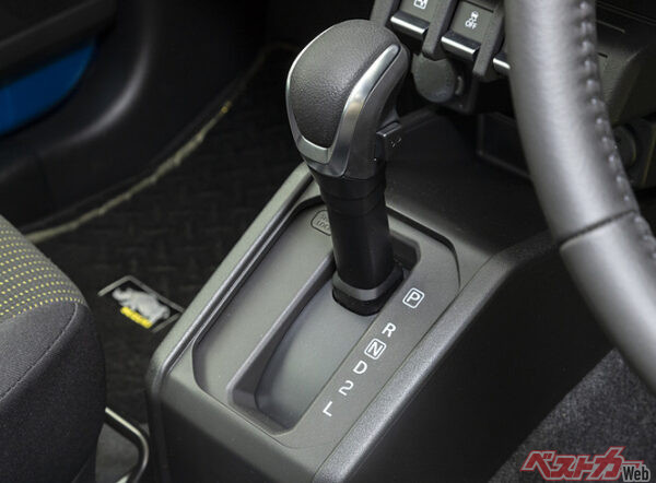 DとLの間に2ポジションが配置されているジムニーの4速AT