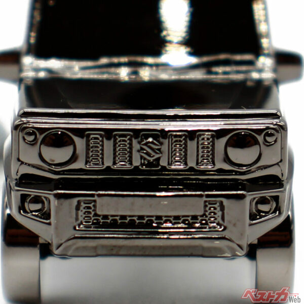 迫力のあるサイズ感と重厚な質感が魅力