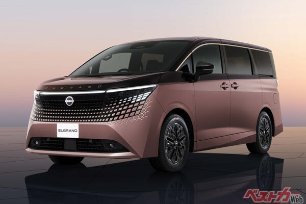 新型日産 エルグランド。個性的かつ先進的なフロントマスクに目を奪われがちだが、前後のエッジが効いた造形も斬新