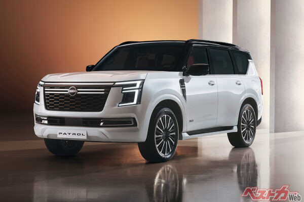 日産 パトロール。押し出しの強いフロントマスク、小山のようなボディともインパクト大