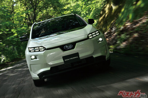 2025年10月に一部改良を受けて登場したスバル ソルテラ。フロントフェイスを中心に別のクルマかと思うほどにデザインを一新